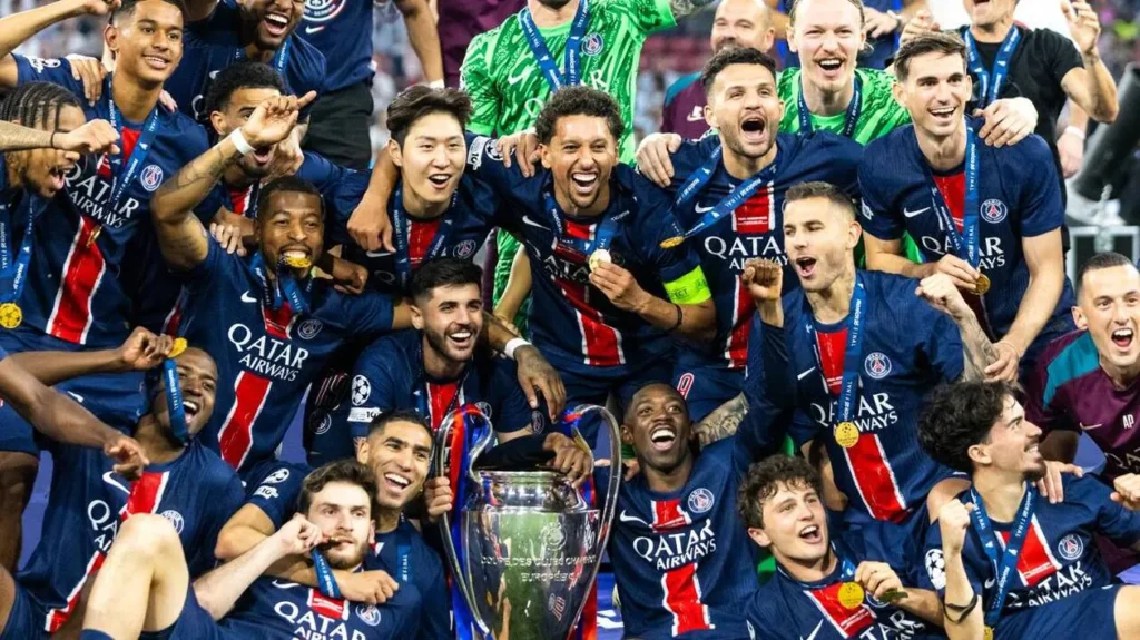 Vitinha PSG João Neves Gonçalo Ramos célébrant un but avec Paris