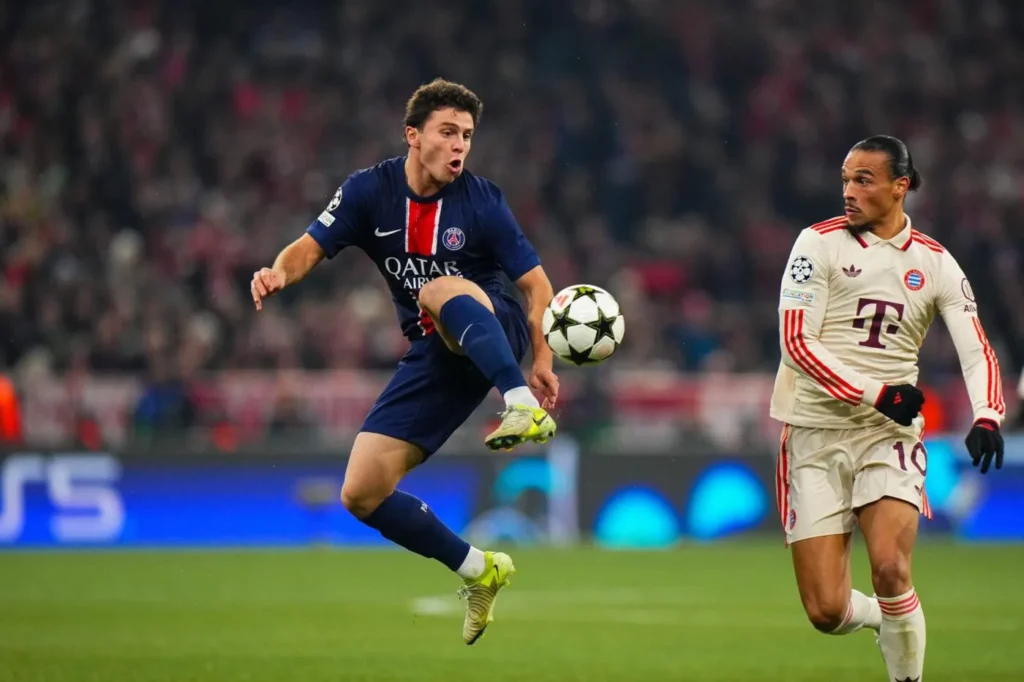 Vitinha PSG João Neves Gonçalo Ramos célébrant un but avec Paris
